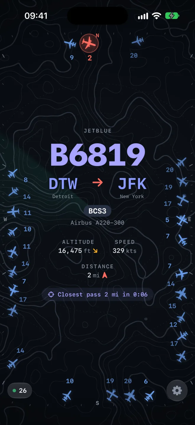 The radar in dark mode: JetBlue B6819 from Detroit to New York JFK in the center, 2 miles away and closing, with about 26 aircraft around the edge.